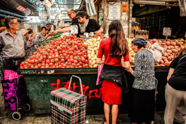 Kudüs İsrail 2 Mayıs 2019 Coronavirus salgını İsrail 'i vurmadan ve insanların hayatlarını değiştirmeden önce Kudüs' teki Mahane Yehuda pazarından alışveriş yapan kimliği belirsiz insanların görüntüsü
