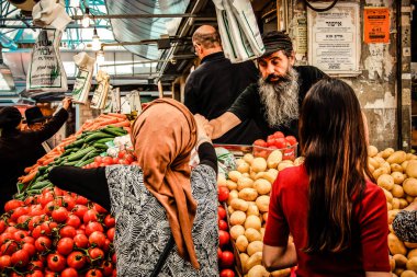 Kudüs İsrail 2 Mayıs 2019 Coronavirus salgını İsrail 'i vurmadan ve insanların hayatlarını değiştirmeden önce Kudüs' teki Mahane Yehuda pazarından alışveriş yapan kimliği belirsiz insanların görüntüsü
