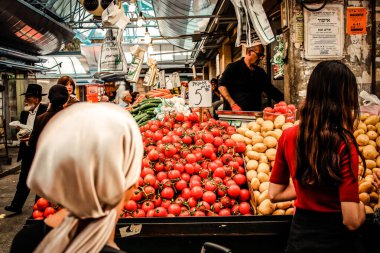 Kudüs İsrail 2 Mayıs 2019 Coronavirus salgını İsrail 'i vurmadan ve insanların hayatlarını değiştirmeden önce Kudüs' teki Mahane Yehuda pazarından alışveriş yapan kimliği belirsiz insanların görüntüsü