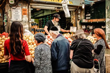 Kudüs İsrail 2 Mayıs 2019 Coronavirus salgını İsrail 'i vurmadan ve insanların hayatlarını değiştirmeden önce Kudüs' teki Mahane Yehuda pazarından alışveriş yapan kimliği belirsiz insanların görüntüsü