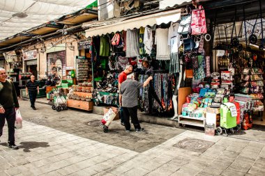 Kudüs İsrail 2 Mayıs 2019 Coronavirus salgını İsrail 'i vurmadan ve insanların hayatlarını değiştirmeden önce Kudüs' teki Mahane Yehuda pazarından alışveriş yapan kimliği belirsiz insanların görüntüsü