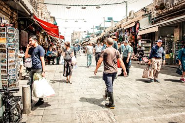 Kudüs İsrail 2 Mayıs 2019 Coronavirus salgını İsrail 'i vurmadan ve insanların hayatlarını değiştirmeden önce Kudüs' teki Mahane Yehuda pazarından alışveriş yapan kimliği belirsiz insanların görüntüsü