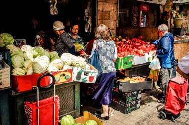 Kudüs İsrail 2 Mayıs 2019 Coronavirus salgını İsrail 'i vurmadan ve insanların hayatlarını değiştirmeden önce Kudüs' teki Mahane Yehuda pazarından alışveriş yapan kimliği belirsiz insanların görüntüsü