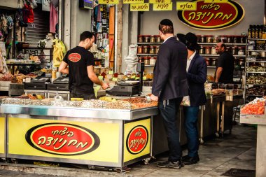 Kudüs İsrail 2 Mayıs 2019 Coronavirus salgını İsrail 'i vurmadan ve insanların hayatlarını değiştirmeden önce Kudüs' teki Mahane Yehuda pazarından alışveriş yapan kimliği belirsiz insanların görüntüsü