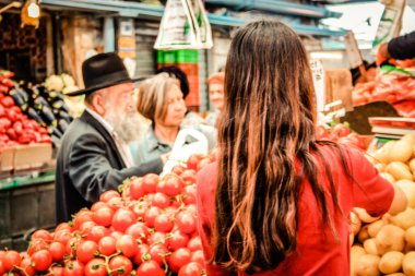 Kudüs İsrail 2 Mayıs 2019 Coronavirus salgını İsrail 'i vurmadan ve insanların hayatlarını değiştirmeden önce Kudüs' teki Mahane Yehuda pazarından alışveriş yapan kimliği belirsiz insanların görüntüsü