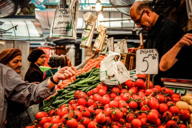 Kudüs İsrail 2 Mayıs 2019 Coronavirus salgını İsrail 'i vurmadan ve insanların hayatlarını değiştirmeden önce Kudüs' teki Mahane Yehuda pazarından alışveriş yapan kimliği belirsiz insanların görüntüsü