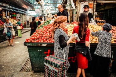 Kudüs İsrail 2 Mayıs 2019 Coronavirus salgını İsrail 'i vurmadan ve insanların hayatlarını değiştirmeden önce Kudüs' teki Mahane Yehuda pazarından alışveriş yapan kimliği belirsiz insanların görüntüsü