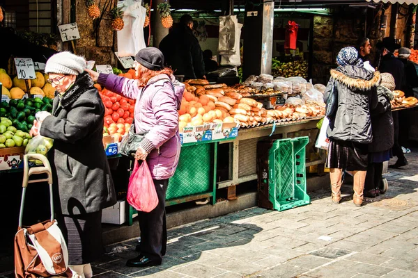 Kudüs İsrail 2 Mayıs 2019 Coronavirus salgını İsrail 'i vurmadan ve insanların hayatlarını değiştirmeden önce Kudüs' teki Mahane Yehuda pazarından alışveriş yapan kimliği belirsiz insanların görüntüsü