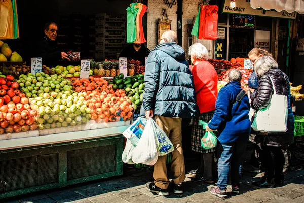 Kudüs İsrail 2 Mayıs 2019 Coronavirus salgını İsrail 'i vurmadan ve insanların hayatlarını değiştirmeden önce Kudüs' teki Mahane Yehuda pazarından alışveriş yapan kimliği belirsiz insanların görüntüsü