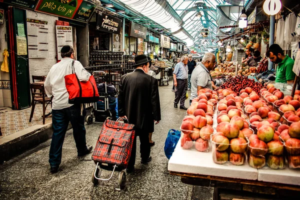 Kudüs İsrail 2 Mayıs 2019 Coronavirus salgını İsrail 'i vurmadan ve insanların hayatlarını değiştirmeden önce Kudüs' teki Mahane Yehuda pazarından alışveriş yapan kimliği belirsiz insanların görüntüsü