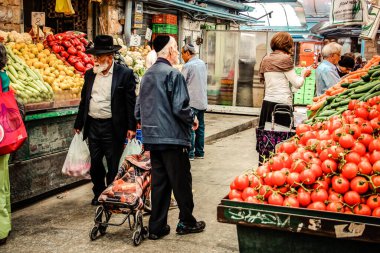 Kudüs İsrail 2 Mayıs 2019 Coronavirus salgını İsrail 'i vurmadan ve insanların hayatlarını değiştirmeden önce Kudüs' teki Mahane Yehuda pazarından alışveriş yapan kimliği belirsiz insanların görüntüsü