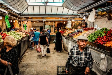 Kudüs İsrail 2 Mayıs 2019 Coronavirus salgını İsrail 'i vurmadan ve insanların hayatlarını değiştirmeden önce Kudüs' teki Mahane Yehuda pazarından alışveriş yapan kimliği belirsiz insanların görüntüsü