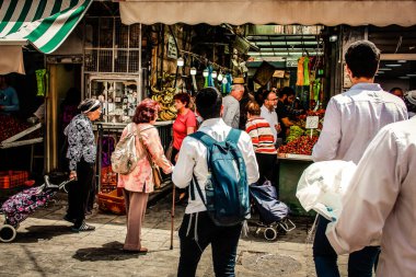 Kudüs İsrail 2 Mayıs 2019 Coronavirus salgını İsrail 'i vurmadan ve insanların hayatlarını değiştirmeden önce Kudüs' teki Mahane Yehuda pazarından alışveriş yapan kimliği belirsiz insanların görüntüsü