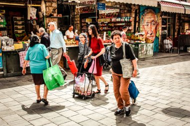 Kudüs İsrail 2 Mayıs 2019 Coronavirus salgını İsrail 'i vurmadan ve insanların hayatlarını değiştirmeden önce Kudüs' teki Mahane Yehuda pazarından alışveriş yapan kimliği belirsiz insanların görüntüsü
