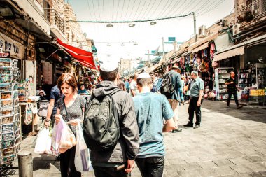 Kudüs İsrail 2 Mayıs 2019 Coronavirus salgını İsrail 'i vurmadan ve insanların hayatlarını değiştirmeden önce Kudüs' teki Mahane Yehuda pazarından alışveriş yapan kimliği belirsiz insanların görüntüsü