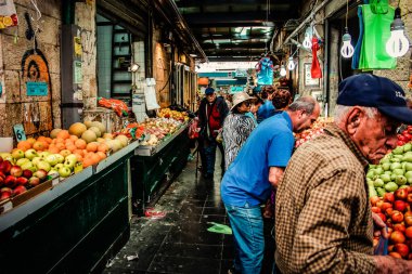 Kudüs İsrail 2 Mayıs 2019 Coronavirus salgını İsrail 'i vurmadan ve insanların hayatlarını değiştirmeden önce Kudüs' teki Mahane Yehuda pazarından alışveriş yapan kimliği belirsiz insanların görüntüsü