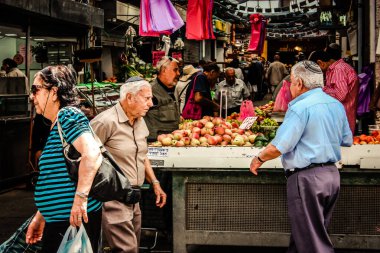 Kudüs İsrail 2 Mayıs 2019 Coronavirus salgını İsrail 'i vurmadan ve insanların hayatlarını değiştirmeden önce Kudüs' teki Mahane Yehuda pazarından alışveriş yapan kimliği belirsiz insanların görüntüsü