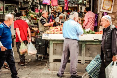 Kudüs İsrail 2 Mayıs 2019 Coronavirus salgını İsrail 'i vurmadan ve insanların hayatlarını değiştirmeden önce Kudüs' teki Mahane Yehuda pazarından alışveriş yapan kimliği belirsiz insanların görüntüsü