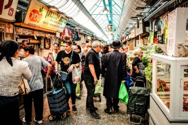 Kudüs İsrail 2 Mayıs 2019 Coronavirus salgını İsrail 'i vurmadan ve insanların hayatlarını değiştirmeden önce Kudüs' teki Mahane Yehuda pazarından alışveriş yapan kimliği belirsiz insanların görüntüsü