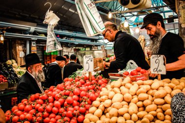 Kudüs İsrail 2 Mayıs 2019 Coronavirus salgını İsrail 'i vurmadan ve insanların hayatlarını değiştirmeden önce Kudüs' teki Mahane Yehuda pazarından alışveriş yapan kimliği belirsiz insanların görüntüsü