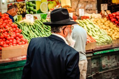 Kudüs İsrail 2 Mayıs 2019 Coronavirus salgını İsrail 'i vurmadan ve insanların hayatlarını değiştirmeden önce Kudüs' teki Mahane Yehuda pazarından alışveriş yapan kimliği belirsiz insanların görüntüsü