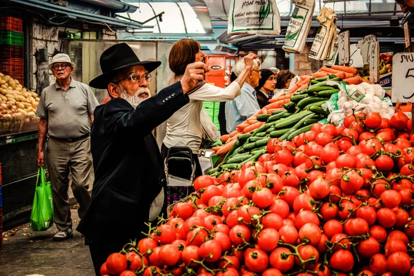Kudüs İsrail 2 Mayıs 2019 Coronavirus salgını İsrail 'i vurmadan ve insanların hayatlarını değiştirmeden önce Kudüs' teki Mahane Yehuda pazarından alışveriş yapan kimliği belirsiz insanların görüntüsü