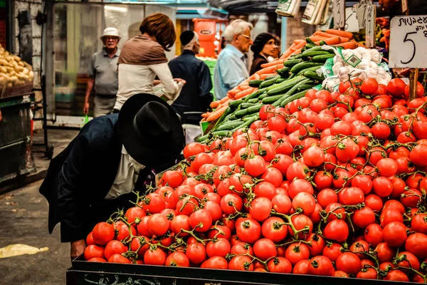 Stock image Jerusalem Israel May 02, 2019 View of unidentified people shopping at Mahane Yehuda market in Jerusalem before the time when the coronavirus epidemic hit Israel and changed the lives of people