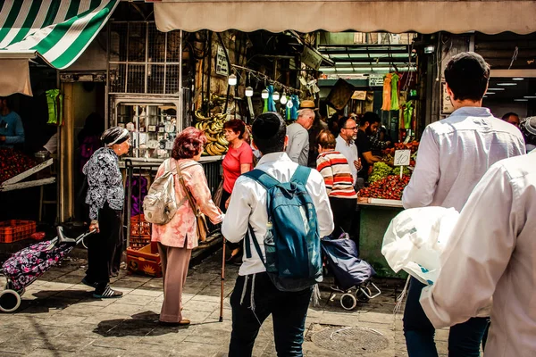 Kudüs İsrail 2 Mayıs 2019 Coronavirus salgını İsrail 'i vurmadan ve insanların hayatlarını değiştirmeden önce Kudüs' teki Mahane Yehuda pazarından alışveriş yapan kimliği belirsiz insanların görüntüsü