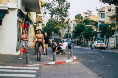 Tel Aviv İsrail 10 Kasım 2020 İsrail 'de Coronavirus salgını sırasında Tel Aviv sokaklarında yürüyen kimliği belirsiz İsrailli insanların görüntüsü