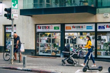Tel Aviv İsrail 10 Kasım 2020 İsrail 'de Coronavirus salgını sırasında Tel Aviv sokaklarında yürüyen kimliği belirsiz İsrailli insanların görüntüsü