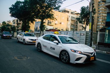 Tel Aviv İsrail 10 Kasım 2020 'de İsrail' deki Coronavirus salgını ve tecrit sırasında Tel Aviv sokaklarından geçen geleneksel bir İsrail taksisinin görüntüsü