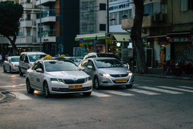 Tel Aviv İsrail 10 Kasım 2020 'de İsrail' deki Coronavirus salgını ve tecrit sırasında Tel Aviv sokaklarından geçen geleneksel bir İsrail taksisinin görüntüsü