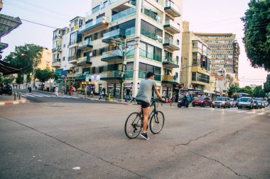Tel Aviv İsrail 10 Kasım 2020 Tel Aviv 'in tecrit ve Coronavirus salgını sırasında İsrail nüfusunu kontrol altına almak için sokaklara dökülen kimliği belirsiz insanların görüntüsü