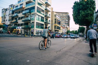 Tel Aviv İsrail 10 Kasım 2020 Tel Aviv 'in tecrit ve Coronavirus salgını sırasında İsrail nüfusunu kontrol altına almak için sokaklara dökülen kimliği belirsiz insanların görüntüsü