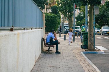 Tel Aviv İsrail 10 Kasım 2020 İsrail 'de Coronavirus salgını ve tecrit sırasında Tel Aviv sokaklarında oturan kimliği belirsiz İsrailli insanların görüntüsü