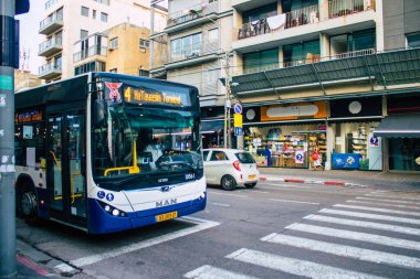 Tel Aviv İsrail 10 Kasım 2020 Tel Aviv 'in tecrit ve Coronavirus salgını sırasında Tel Aviv sokaklarından geçen bir İsrail halk otobüsüne bakınız.