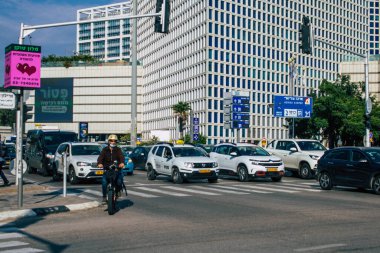 Tel Aviv İsrail 11 Kasım 2020 Tel Aviv 'in tecrit ve Coronavirus salgını sırasında İsrail nüfusunu kontrol altına almak için sokaklara dökülen kimliği belirsiz insanların görüntüsü