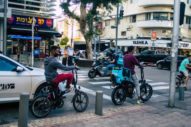 Tel Aviv İsrail 11 Kasım 2020 Tel Aviv 'in tecrit ve Coronavirus salgını sırasında İsrail nüfusunu kontrol altına almak için sokaklara dökülen kimliği belirsiz insanların görüntüsü