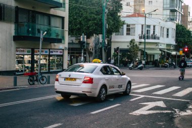 Tel Aviv İsrail 11 Kasım 2020 'de İsrail' deki Coronavirus salgını ve tecrit sırasında Tel Aviv sokaklarından geçen geleneksel bir İsrail taksisinin görüntüsü