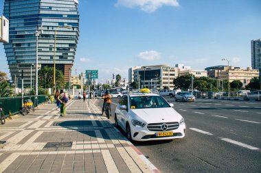 Tel Aviv İsrail 11 Kasım 2020 'de İsrail' deki Coronavirus salgını ve tecrit sırasında Tel Aviv sokaklarından geçen geleneksel bir İsrail taksisinin görüntüsü