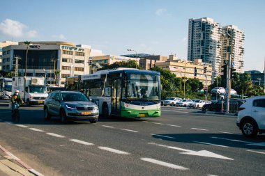 Tel Aviv İsrail 11 Kasım 2020 Tel Aviv sokaklarından geçen bir İsrail halk otobüsünün görüntüsü ve Coronavirus salgını sırasında nüfusu kontrol altına almak için