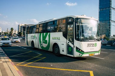 Tel Aviv İsrail 11 Kasım 2020 Tel Aviv sokaklarından geçen bir İsrail halk otobüsünün görüntüsü ve Coronavirus salgını sırasında nüfusu kontrol altına almak için
