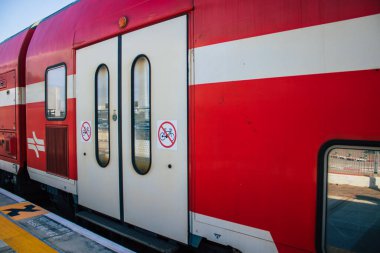 Tel Aviv İsrail 11 Kasım 2020 'de İsrail' deki Coronavirus salgını ve tecrit sırasında Tel Aviv 'deki Tel Aviv Azrieli tren istasyonunda geleneksel bir kırmızı İsrail treni görüldü.