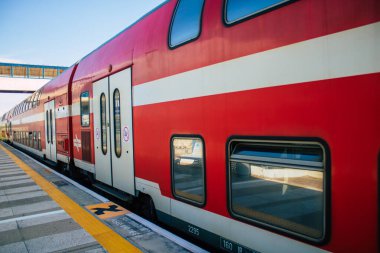 Tel Aviv İsrail 11 Kasım 2020 'de İsrail' deki Coronavirus salgını ve tecrit sırasında Tel Aviv 'deki Tel Aviv Azrieli tren istasyonunda geleneksel bir kırmızı İsrail treni görüldü.