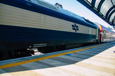Tel Aviv İsrail 11 Kasım 2020 'de İsrail' deki Coronavirus salgını ve tecrit sırasında Tel Aviv 'deki Tel Aviv Azrieli tren istasyonunda geleneksel bir kırmızı İsrail treni görüldü.