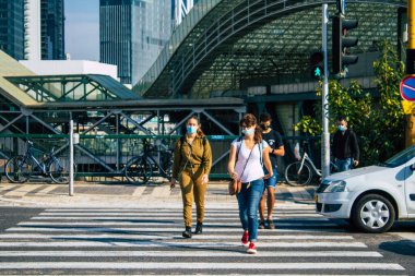 Tel Aviv İsrail 11 Kasım 2020 Coronavirus salgını sırasında Tel Aviv sokaklarında yürüyen kimliği belirsiz İsrailli insanların görüntüsü İsrail 'i vurdu.