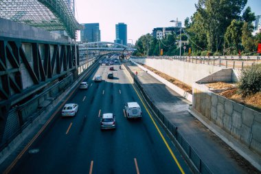 Tel Aviv İsrail 11 Kasım 2020 Kilit ve Coronavirus salgını İsrail 'i vurduğunda Tel Aviv sokaklarındaki şehir trafiğini gösteriyor