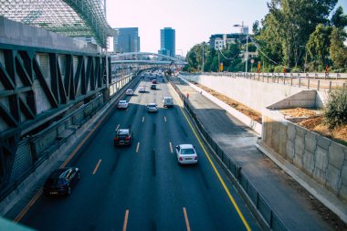 Tel Aviv İsrail 11 Kasım 2020 Kilit ve Coronavirus salgını İsrail 'i vurduğunda Tel Aviv sokaklarındaki şehir trafiğini gösteriyor