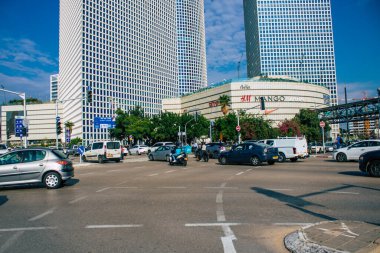 Tel Aviv İsrail 11 Kasım 2020 Kilit ve Coronavirus salgını İsrail 'i vurduğunda Tel Aviv sokaklarındaki şehir trafiğini gösteriyor