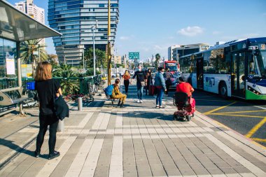 Tel Aviv İsrail 11 Kasım 2020 Coronavirus salgını sırasında İsrail 'i vuran otobüs durağında kendilerini korumak için maske takan kimliği belirsiz İsrailli şahsın görüntüsü.
